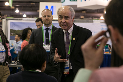 Dr. Anderson speaks with conference attendees during a Meet the Editor session at the AACR Annual Meeting 2015 in Philadelphia.