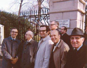 AACR leaders attend the signing of the National Cancer Act in 1971.